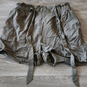 H&M Olive Green Paperbag Shorts sz 4
